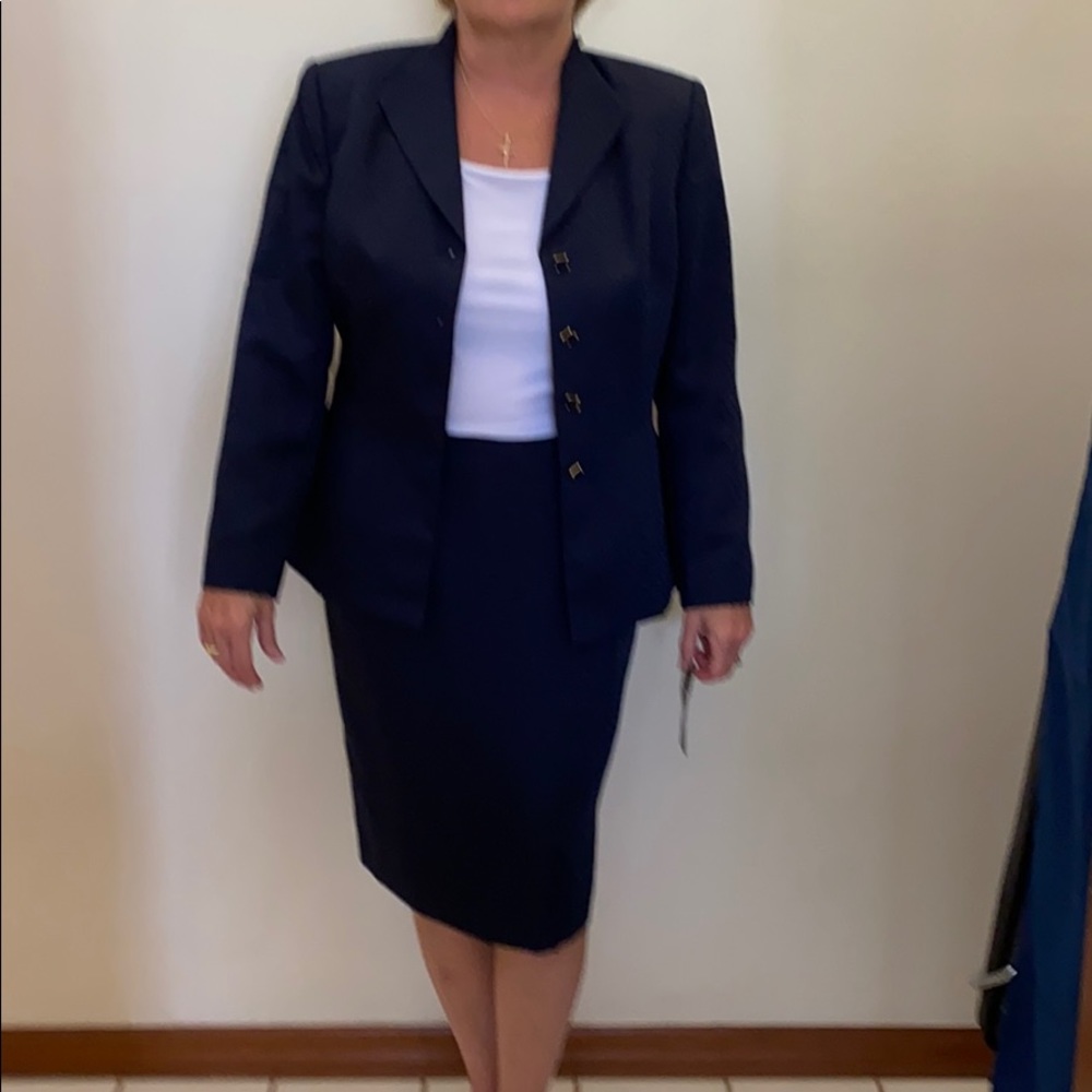 LeSuit Tailored Suit - Picture 2 of 7